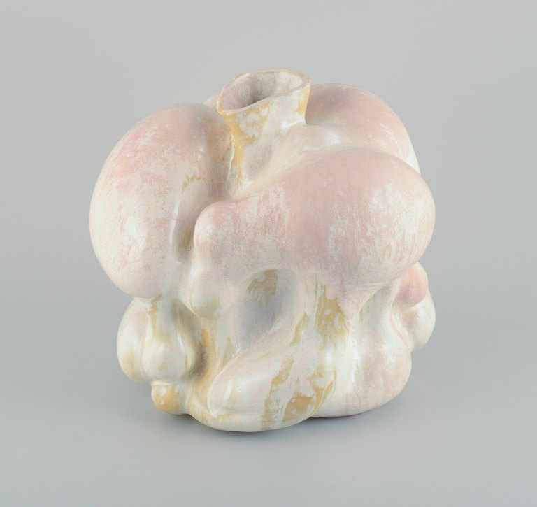 Christina Muff, dansk samtidskeramiker (f. 1971).Stor flaskeformet unika-skulptur lavet i stentøj. Glasur i en kombination af sart lyserød, creme og gul.