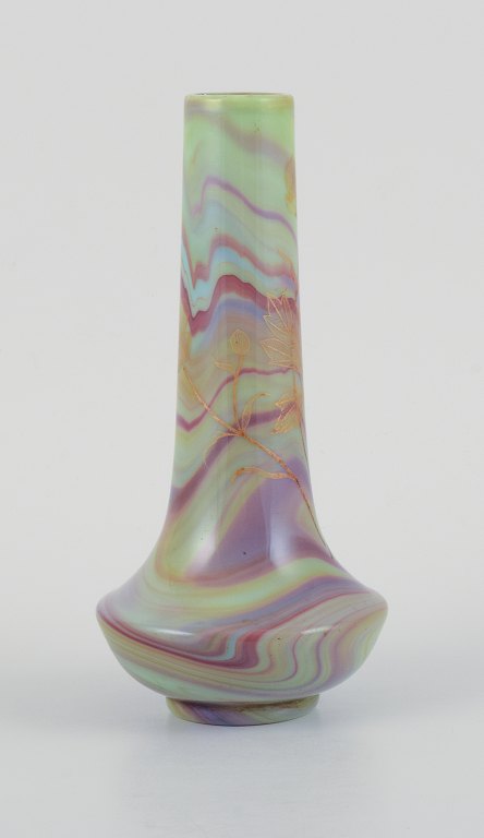 Sevres, fransk kunstglasvase, håndmalet marmor lignende dekoration samt gulddekoreret blomsterbuket.