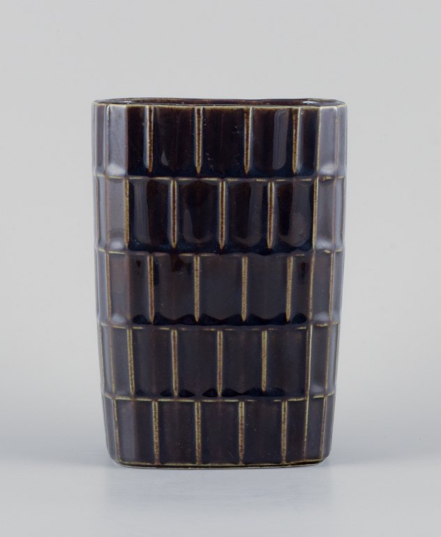 Göran Bäck for Arabia, Finland, ceramic vase in a modernist and stylish design. 
Geometric pattern with glaze in blue-brown shades.