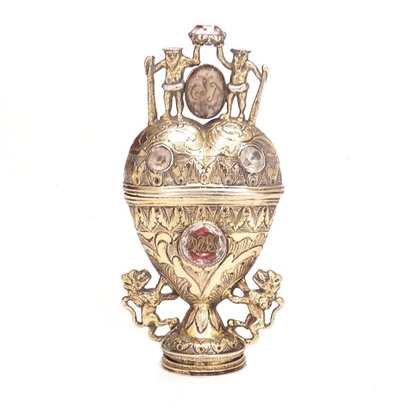 Amager hovedvandsæg i forgyldt sølv prydet med flusser hvor bag navnetræk. 
Stemplet med franske importstempler. H: 9,2cm. V: 64gr