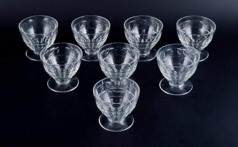 Baccarat, Frankrig, et sæt på otte ”Charmes” Art Deco rødvinsglas i klart 
krystalglas. Facetslebet.