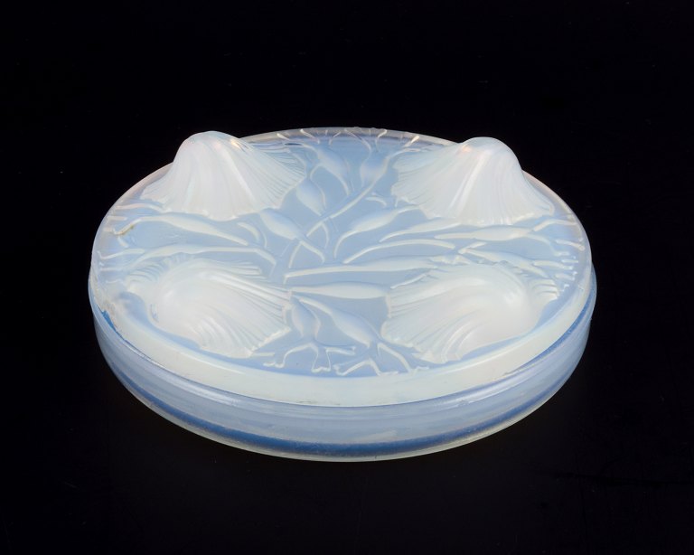 Verlys, France. A covered bowl in art glass. Art Deco opaline glass with a bluish tint.