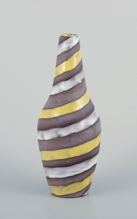 Ingrid Atterberg for Upsala Ekeby, Sverige. ”Spiral” keramikvase.