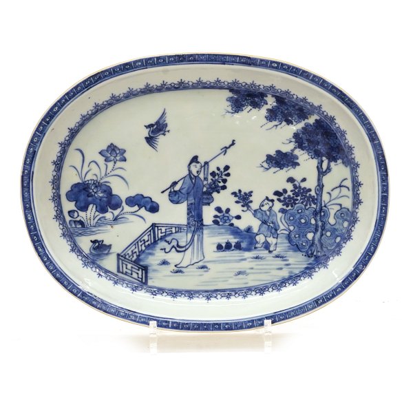 An Oval deep blue decorated Chinese porcelain plate. Qing Dynasty 18th. century. Size: 33x25cm