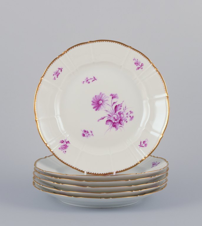 Bing & Grøndahl, Denmark. A set of six dinner plates with flower decorations in purple and gold trim. Hand-painted.