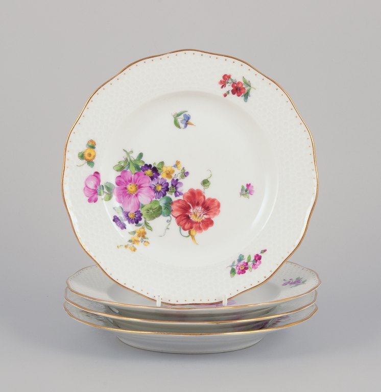 Royal Copenhagen, et sæt på fire Saksisk Blomst porcelænstallerkner.Håndmalet med forskellige polykrome blomstermotiver samt guldkant.