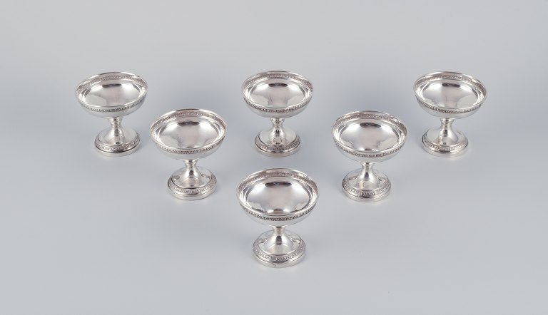 A set of six American sterling silver goblets.Classic design adorned with flowers.