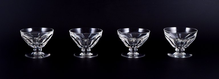 Baccarat, France. A set of four Art Deco champagne coupes in faceted crystal glass.