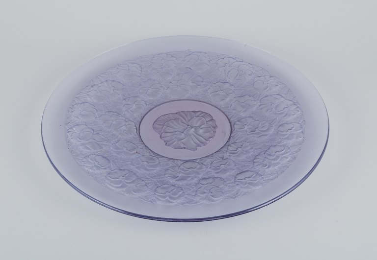 René Lalique style. Colossal bowl designed with flower motifs in purple art glass. Mouth-blown.