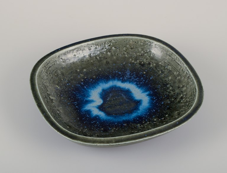Annelise and Per Linnemann-Schmidt for Palshus, Denmark.
Large and rare unique ceramic bowl with green and blue glaze.
