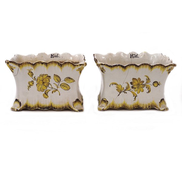 Et par polykrom dekorerede fajance blomsterskjulere fra fabrikken Kiel ca. år 1765. H: 11cm. Top: 16x17cm