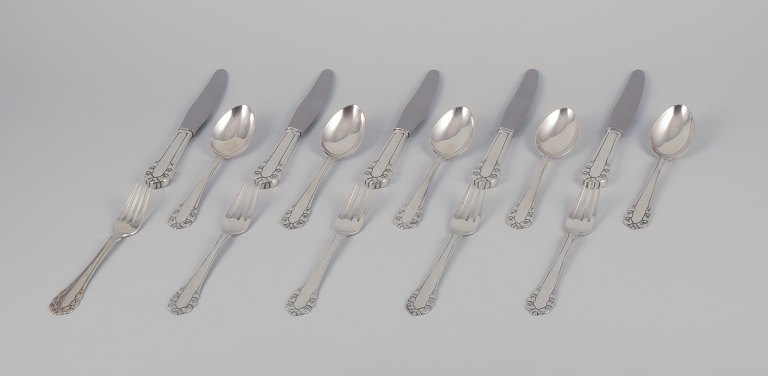 Georg Jensen Liljekonval. Komplet frokostservice bestående af fem frokostknive, fem frokostgafler og fem dessertskeer.