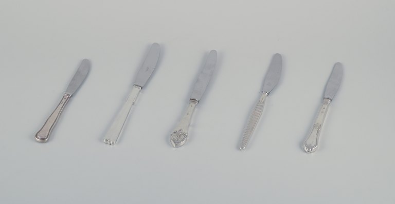 Hans Hansen, Cohr, and other Danish silversmiths.Five different knives in 830 silver and sterling silver.