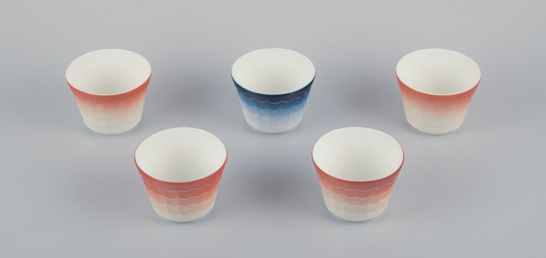 Wilhelm Kåge for Gustavsberg. Fem urtepotteskjulere i porcelæn.Svensk design. Glasur i orange og blå.
