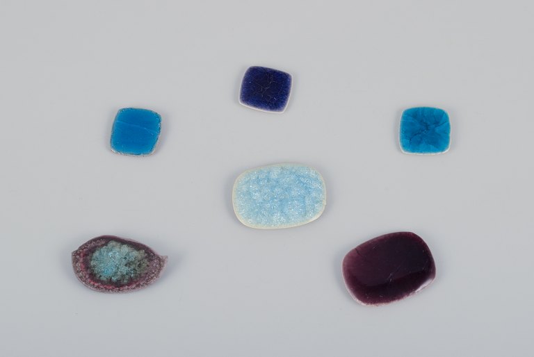 Ole Bjørn Krüger (1922-2007), Danish sculptor and ceramicist.Six unique glazed stoneware brooches in blue and purple hues.