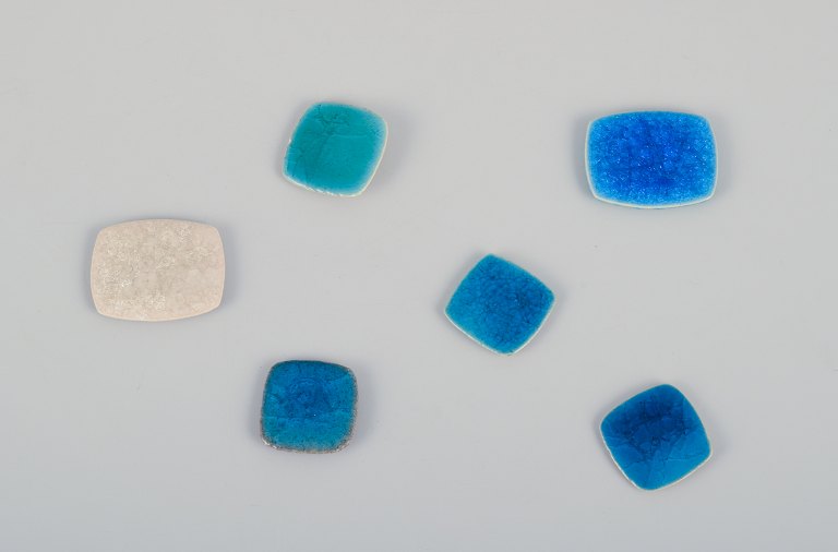 Ole Bjørn Krüger (1922-2007), dansk billedhugger og keramiker. Seks unika brocher i glaseret stentøj i blå og hvide nuancer.