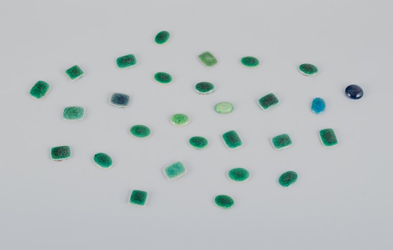 Ole Bjørn Krüger (1922-2007), dansk billedhugger og keramiker. 28 unika brocher i glaseret stentøj i grønne nuancer.