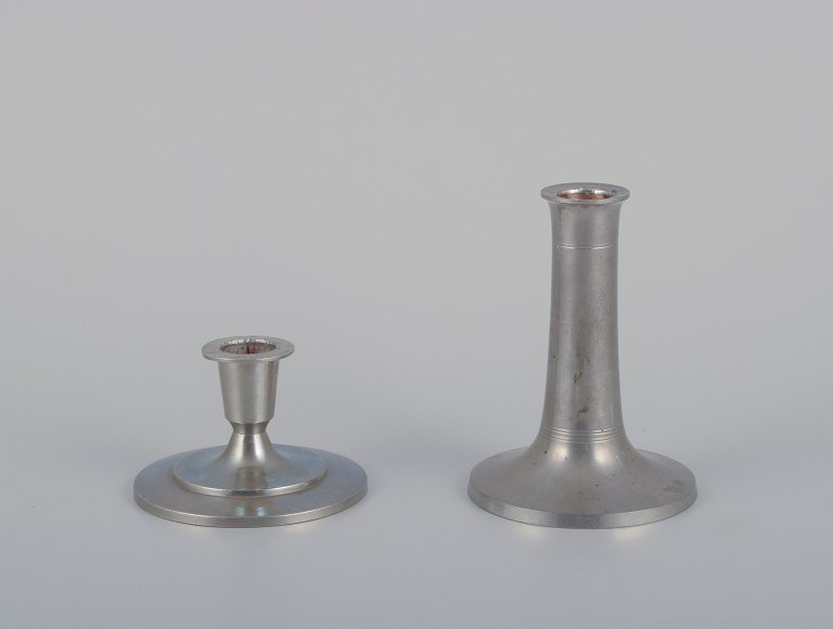 Just Andersen, to Art Deco lysestager i tin.