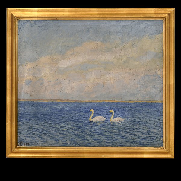 Johannes Larsen maleri. Johannes Larsen, 1867-1961, olie på lærred. Motiv i form 
af to svaner ved Kerteminde Fjord. Signeret Johannes Larsen og dateret 1914. 
Lysmål: 56x63cm. Med ramme: 66x73cm