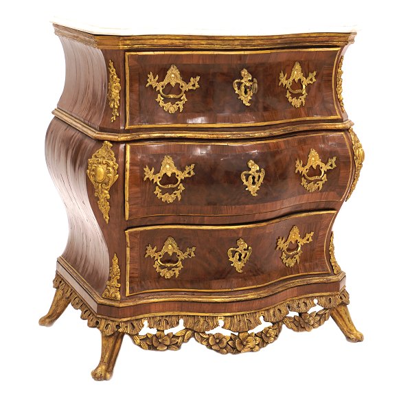 Mid 18th century Danish marble top walnut commode attributed to Mathias Ortmann, Copenhagen, circa 1750. H: 90cm. Top: 77x56cm
