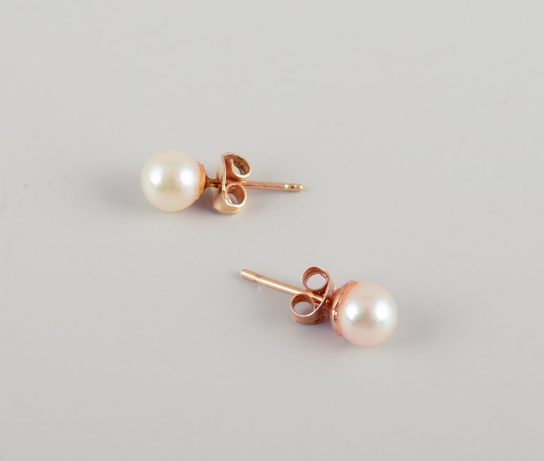Swedish goldsmith. A pair of classic ear studs in 18 karat gold adorned with cultured pearls.