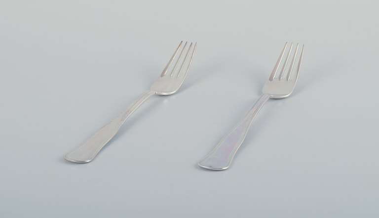 Cohr og svensk sølvsmed. Dobbeltriflet (Old Danish). To middagsgafler i 
tretårnet sølv (830).