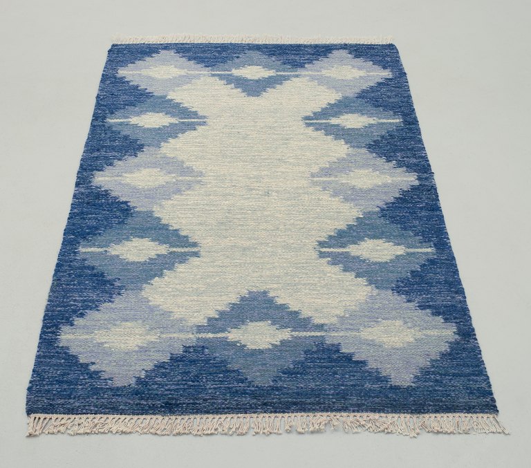 Swedish textile designer.Handwoven carpet in pure wool. Rölakan technique.