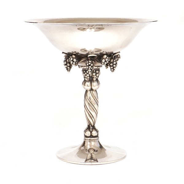 Early Georg Jensen sterlingsilver grape tazza 263 period after 1945. H: 18,8cm. 
W: 626gr