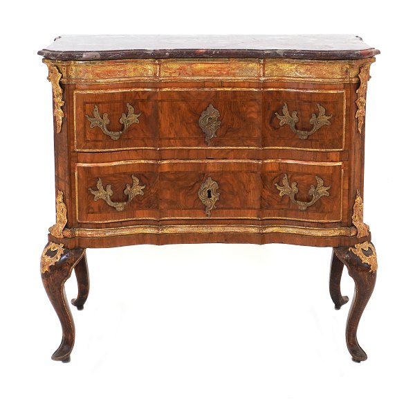 Walnut veneered and partly gilt commode with a marble top. Altona, Northgermany, circa 1760-70. H: 76cm. Top: 80x43cm