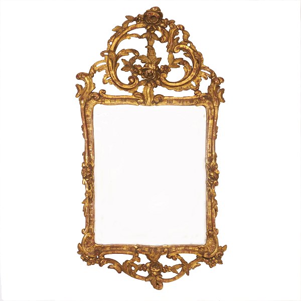 Forgyldt rokoko kaminspejl. Slesvig-Holsten ca. år 1760. H: 120cm. B: 65cm