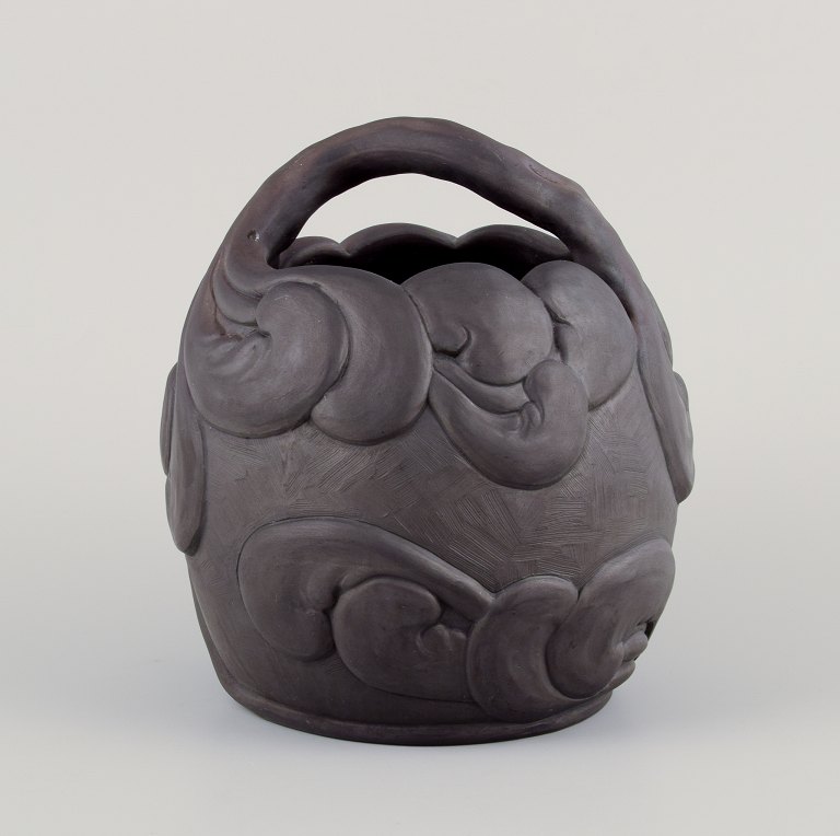 Hjorth, Bornholm.Skønvirke vase med hank i sort terrakotta.