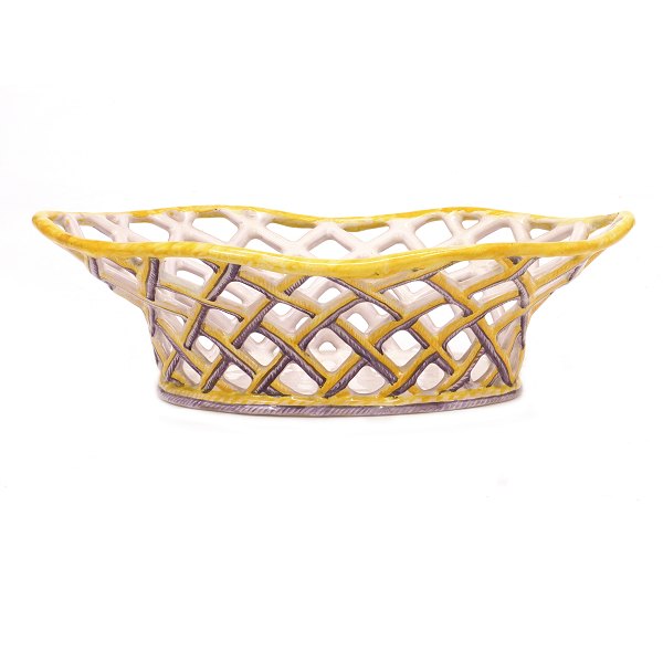 Polychromdekorierter Fayence Fruchtkorb signiert Marieberg 1764-68. H: 7cm. L: 29cm