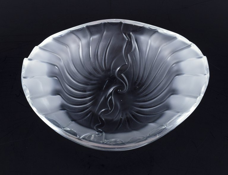 Lalique, Frankrig. Skål af kunstglas med reliefdekoration.