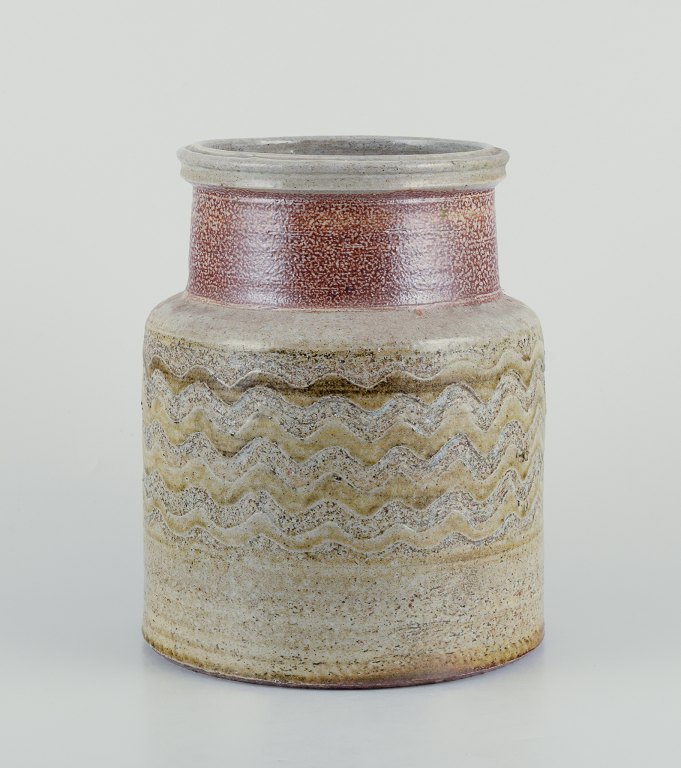 Nils Kähler for Kähler.
Stor keramikvase i modernistisk stil.
