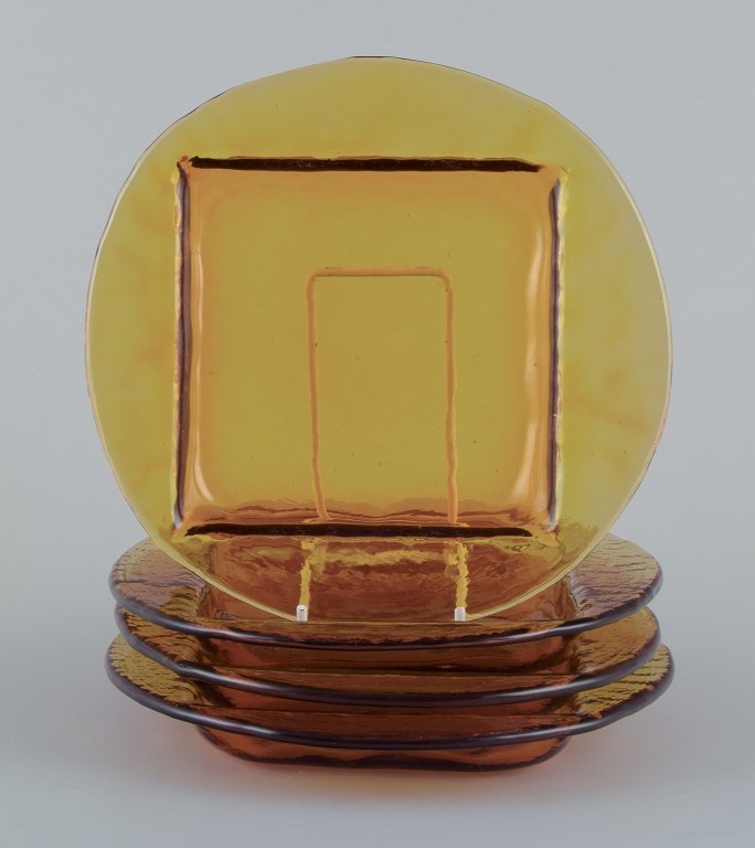 Skandinavisk glasdesigner. Et sæt på fire tallerkener i røgfarvet kunstglas.