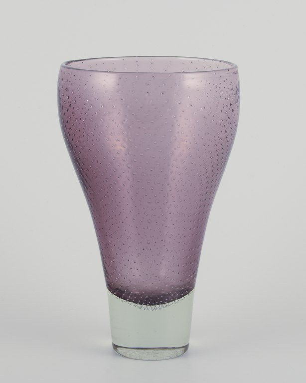 Gunnel Nyman for Nuutajärvi Notsjö.
Modernistisk finsk kunstglasvase.