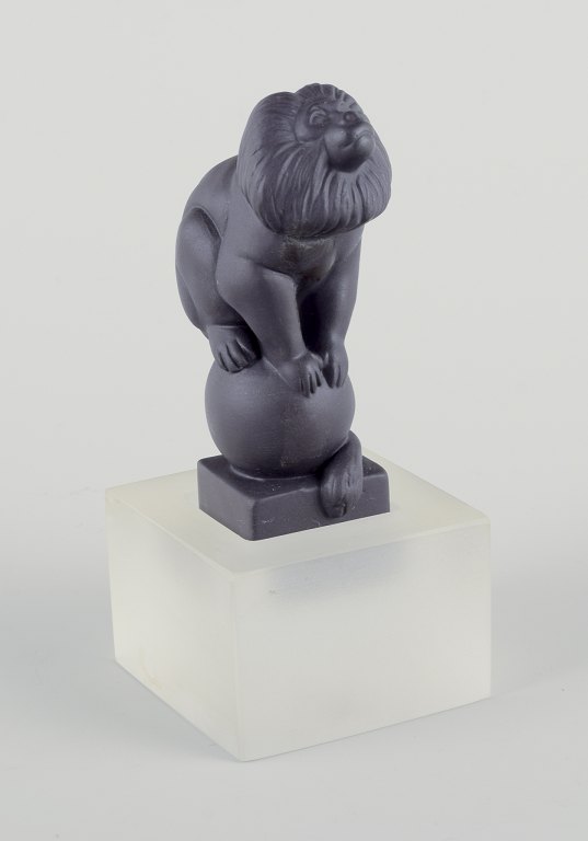 Pia Langelund for Royal Copenhagen. Figur af abe i sort bisquit.