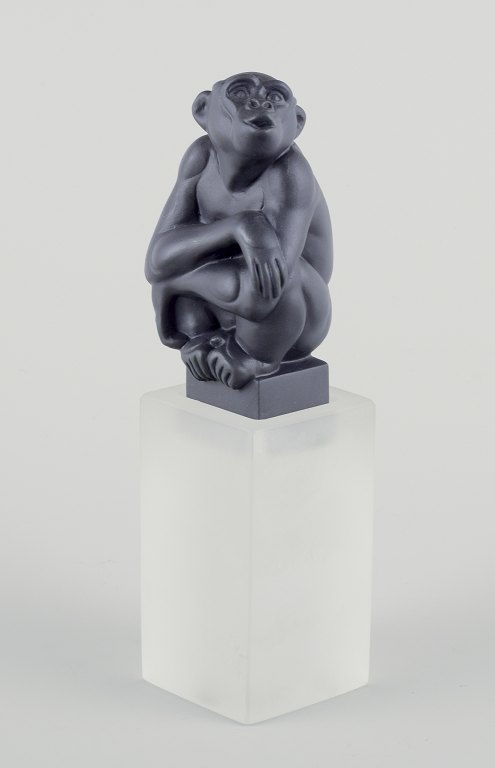 Pia Langelund for Royal Copenhagen. Figur af chimpanse i i bisquit.