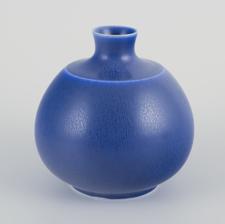 Per Linnemann-Schmidt  for Palshus, Danmark.
Keramikvase i blå harepelsglasur.