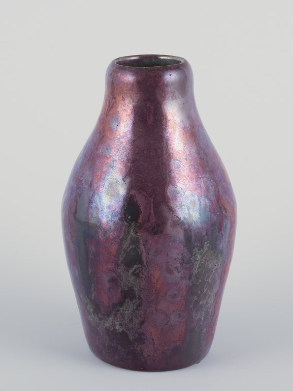 Søren Kongstrand.
Vase i lustreglasur. Unika.