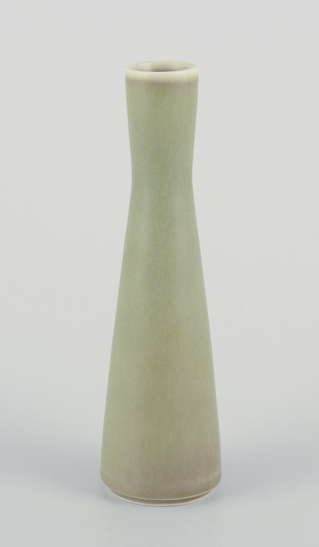 Frode Bahnsen  for Palshus.
Stor og smal keramikvase i lysegrøn harepelsglasur.