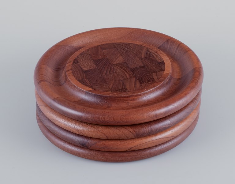 Jens Harald Quistgaard for Dansk Designs.
Fire cirkulære skærebrætter/serveringsfade af ædeltræ.