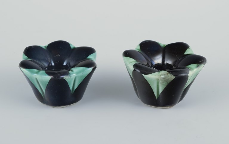 Ilse Claesson for Rörstrand.
Et par små lysestager i glaseret fajance.