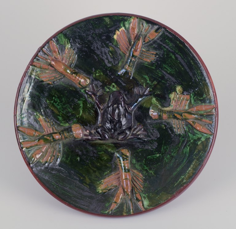 Svensk keramiker for Elfstrands Kärlfabrik, Sjöbo.
Unika keramikfad.&#8232;Frø og krebs i relief.