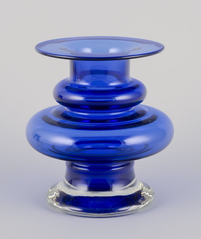 Tamara Aladin for Riihimäen Lasi.
Stor kunstglasvase i blåt.