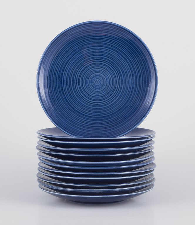 Gertrud Lönegren  for Rörstrand, Sverige.
Et sæt på tolv “Blå Blanche” tallerkener i fajance.