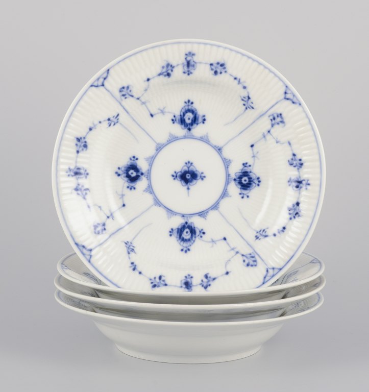 Bing og Grøndahl Musselmalet. 
Et sæt på fire antikke dybe tallerkner.