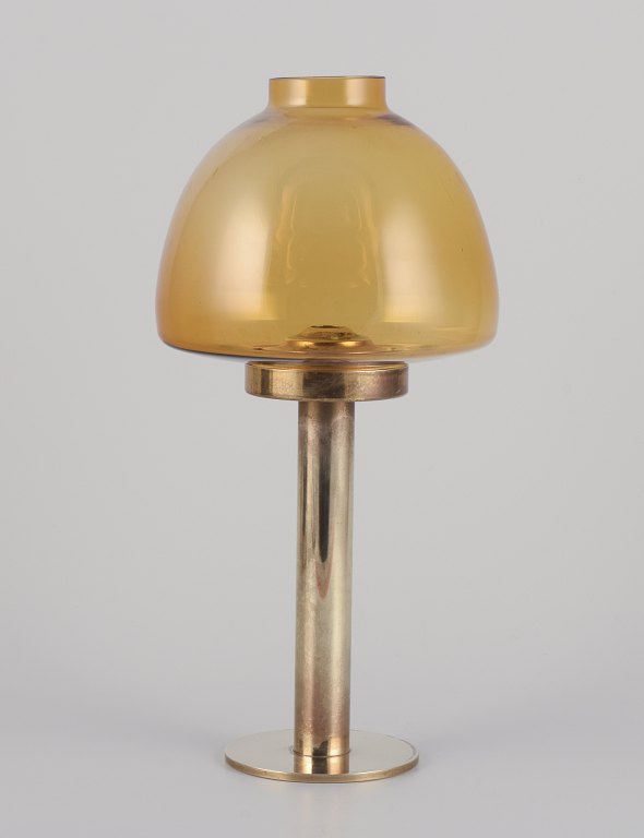 Hans-Agne Jakobsson (1919-2009), lysestage i messing og røgfarvet glas.