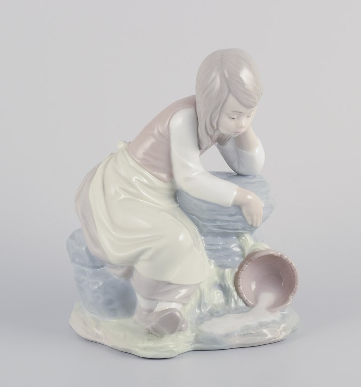 NAO, Spanien.
Porcelænsfigur af pige som holder hvil.