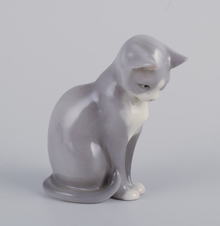 Royal Copenhagen. Porcelænsfigur af siddende kat.